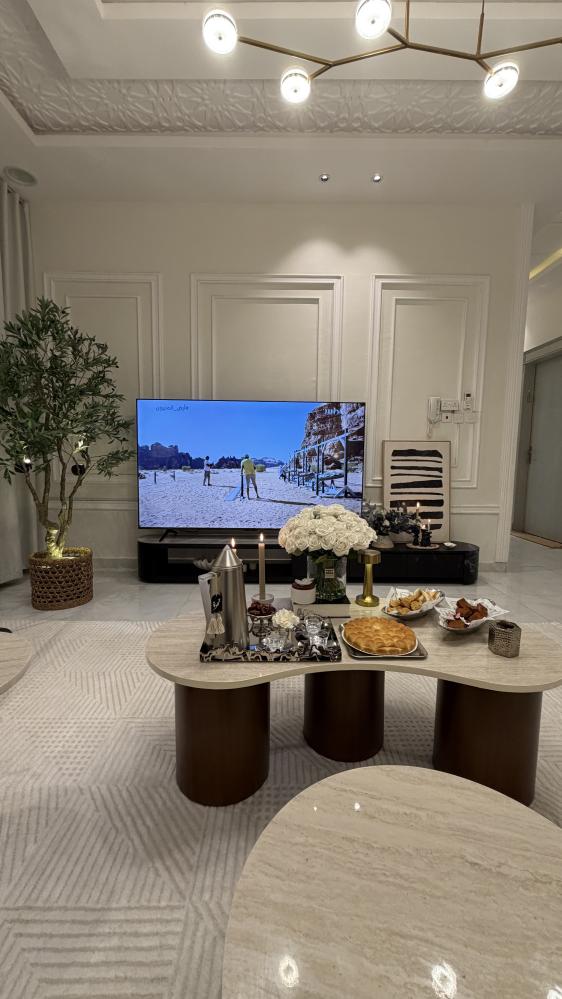 طقم طاولة سطح بديل رخام قاعدة بني مع 2 طاولات خدمة - بتصميم أنيق وعملي kf sa