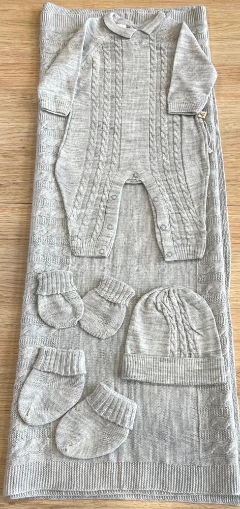 Knitted set of 5 pieces for boys from age 0 to 3 months