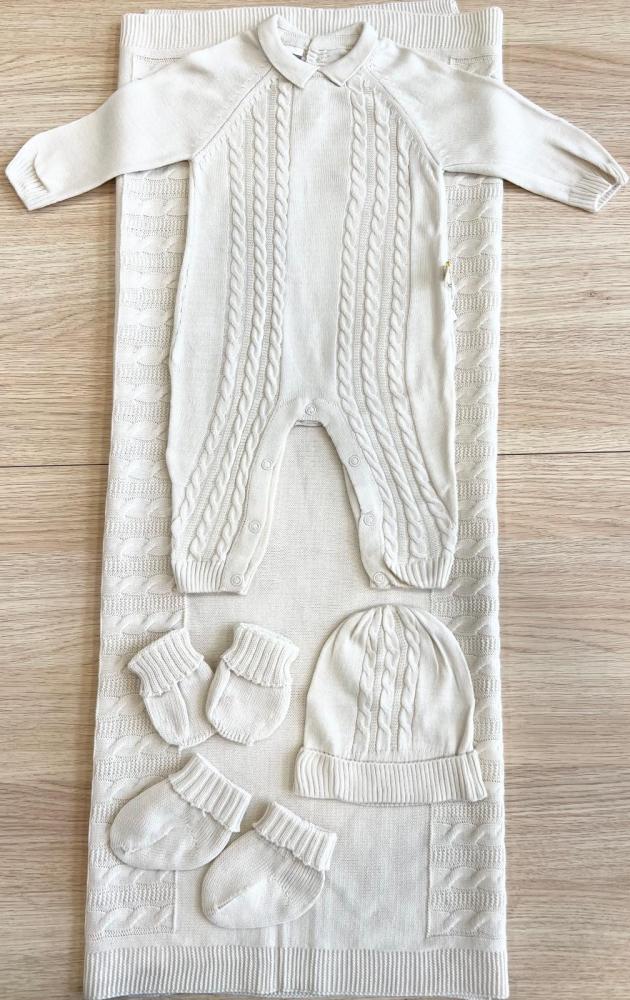 Knitted set of 5 pieces for boys from age 0 to 3 months