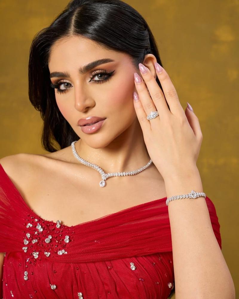 فستان فدوى سهره احمر