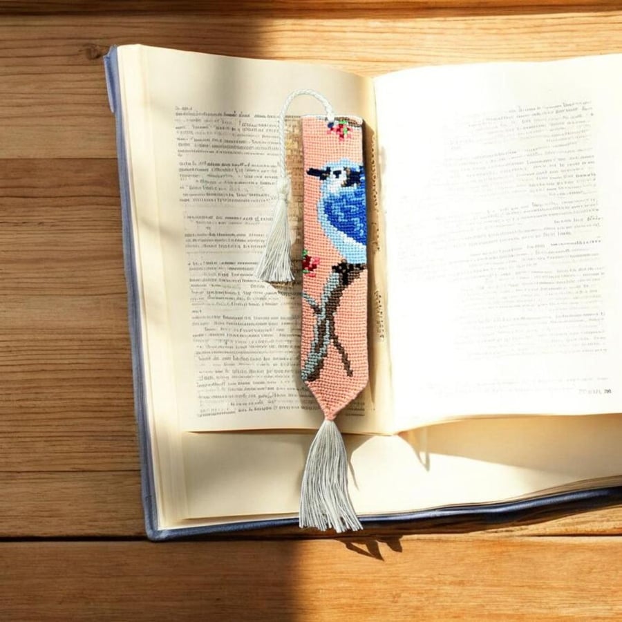 فاصل كتاب طائر على غصن شجرة