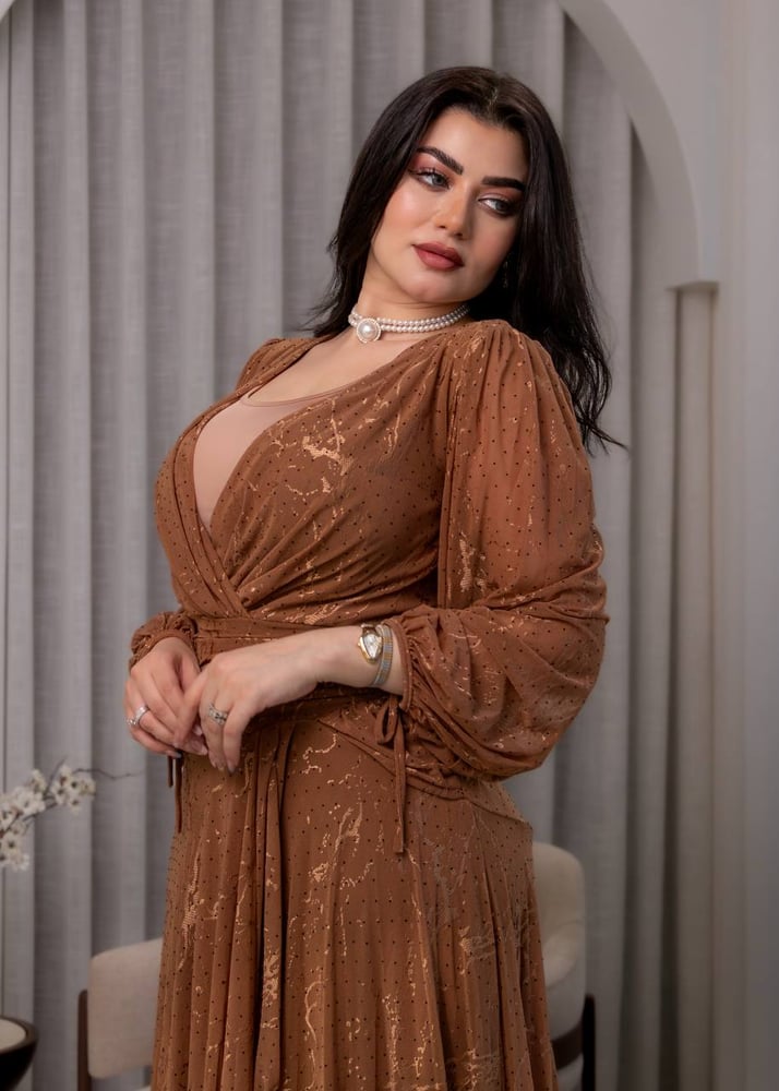 فستان سهرة بني فخم بتصميم انيق