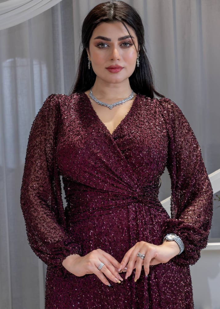 فستان سهرة  يجمع بين الأناقة الكلاسيكية والعصرية
