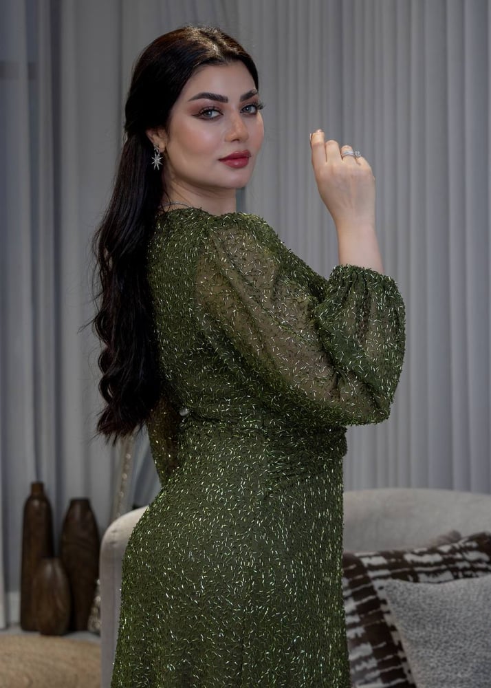 فستان سهرة  يجمع بين الأناقة الكلاسيكية والعصرية