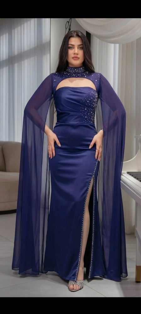 فستان سهرة ملكي بياقة عالية وفتحة جانبية مطرزة