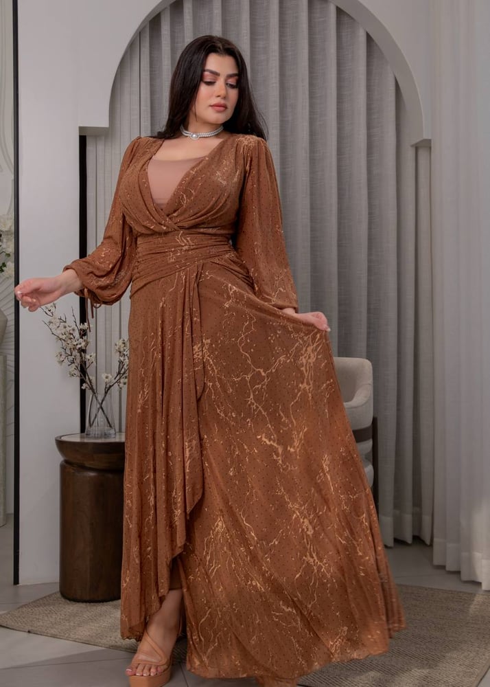 فستان سهرة بني فخم بتصميم انيق