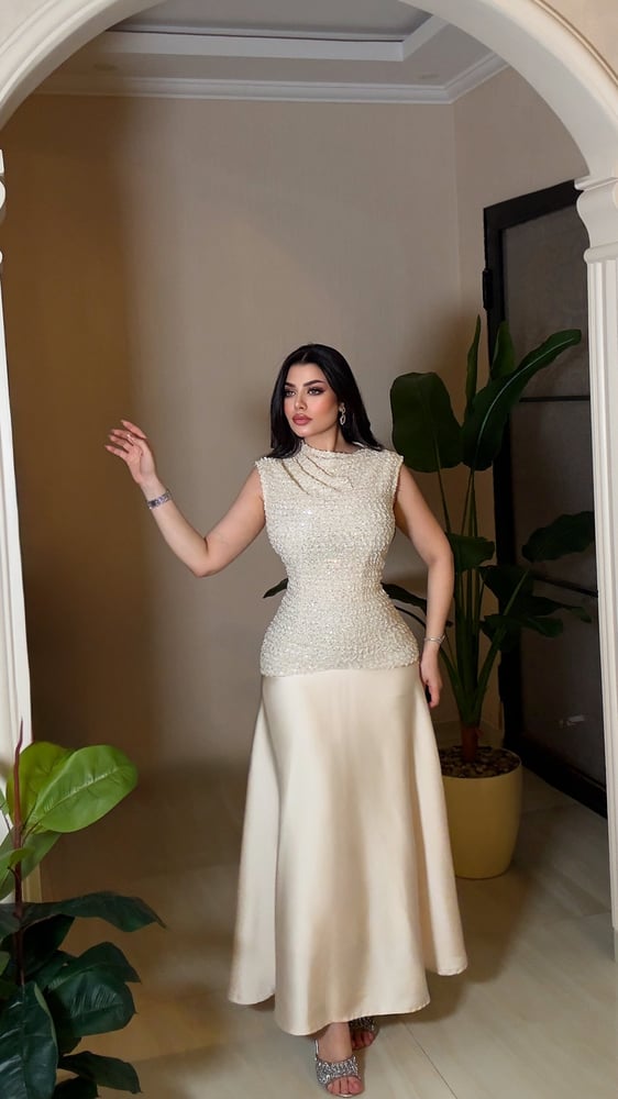 فستان سهرة أنيق بياقة مرتفعة مطرزة بالكامل وتنورة ساتان ناعمة
