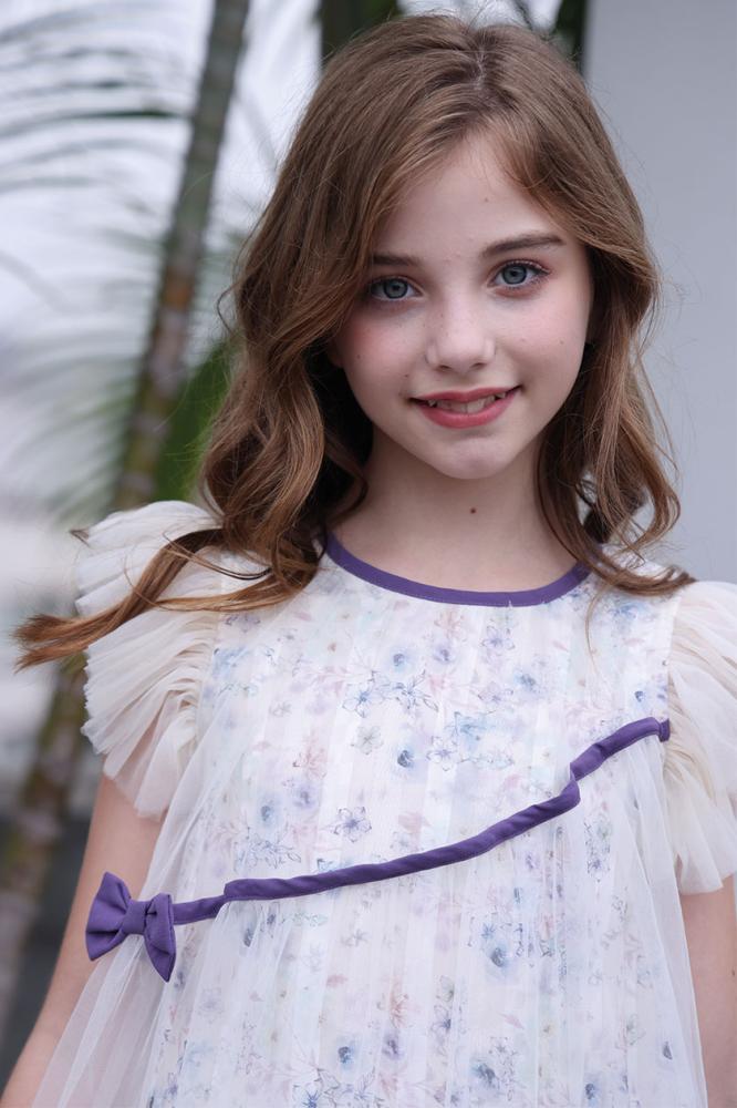 فستان مشجر تغطيه طبقة من التل مزين بشريطين باللون البنفسجي