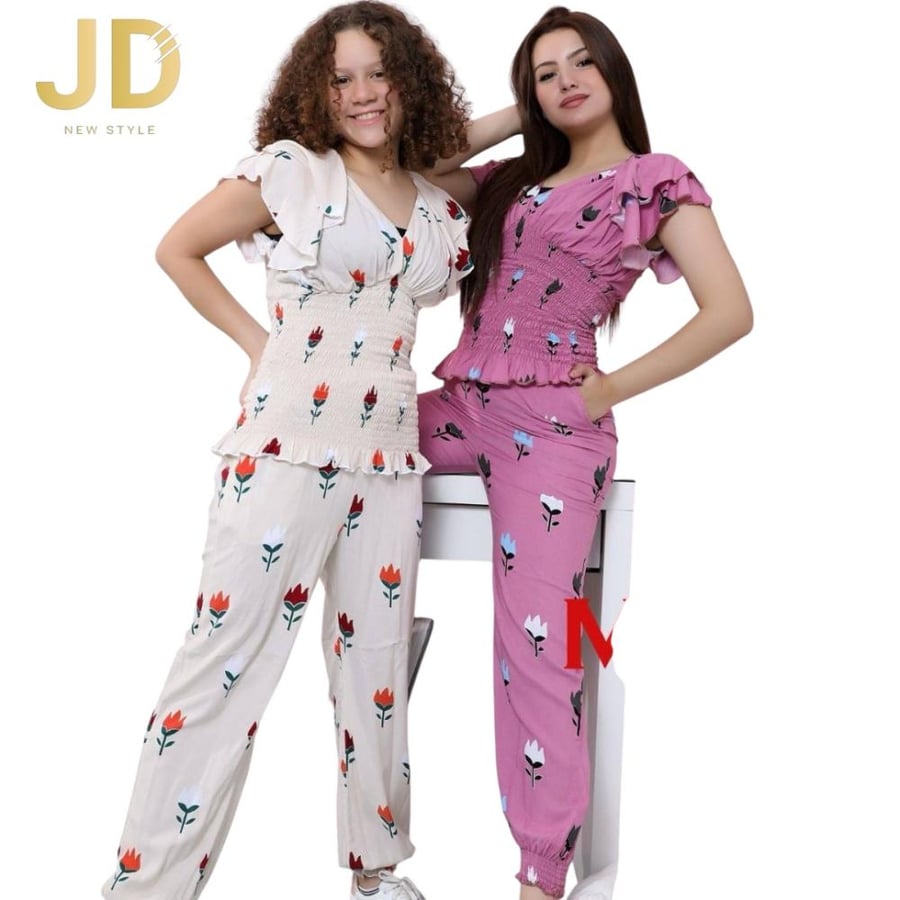 طقم بناتي صيفي مشجر بلون بيج ووردي مع بلوزة كشكش من JD New Style بتصمي