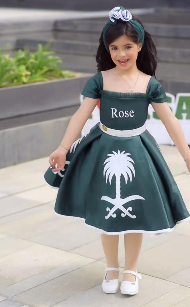 فستان اليوم الوطني بتصميم الاسم وشعار سيفين ونخلة