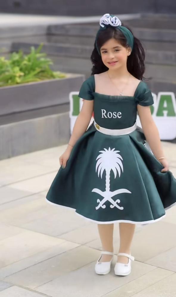 فستان اليوم الوطني بتصميم الاسم وشعار سيفين ونخلة