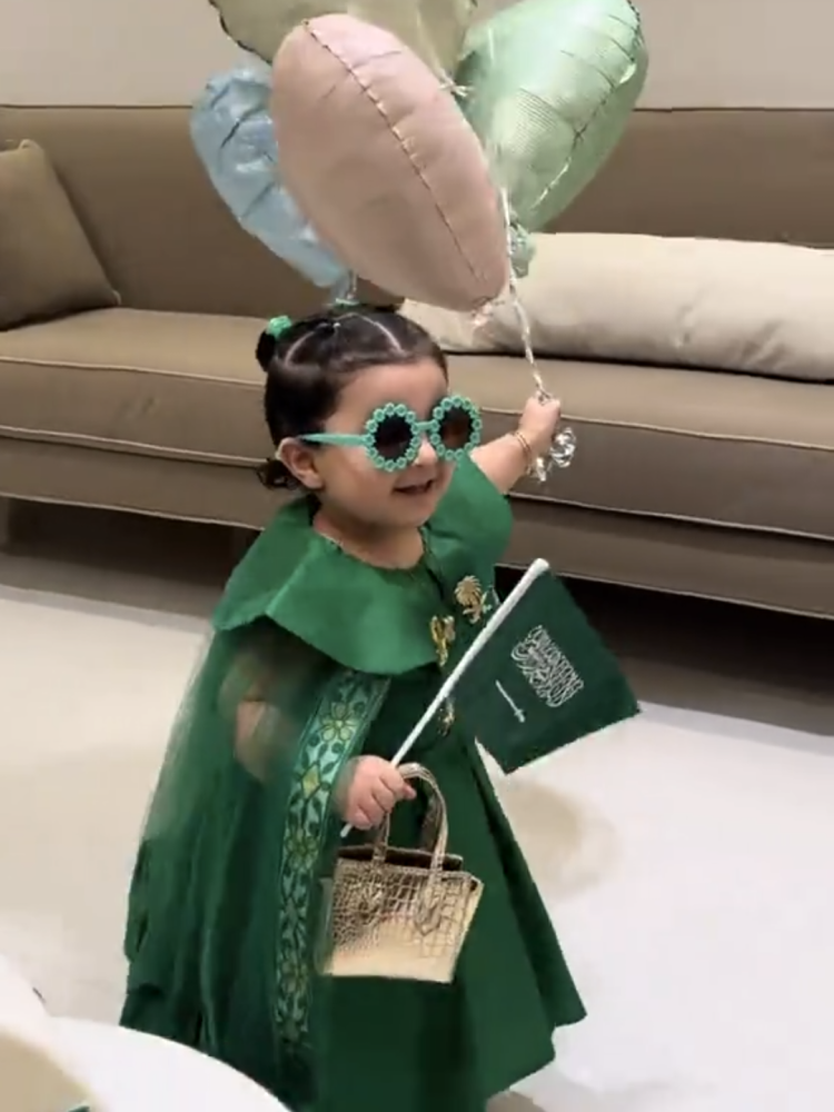فستان اليوم الوطني بتصميم الاسم وشعار سيفين ونخلة
