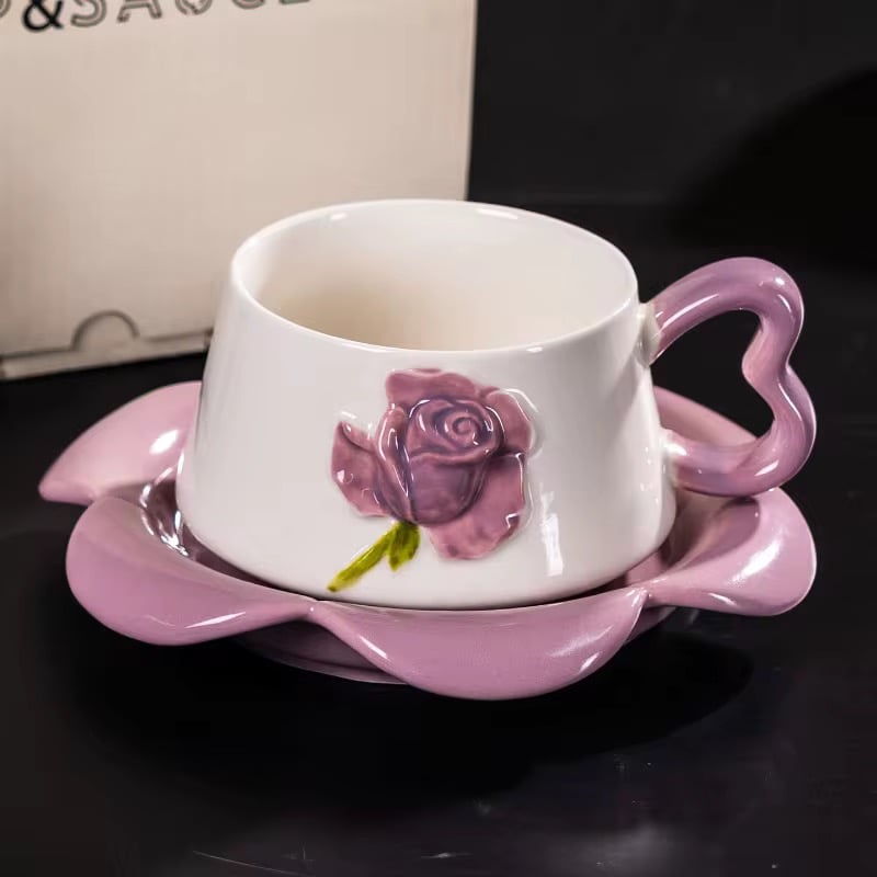 كوب قهوة مع صحن