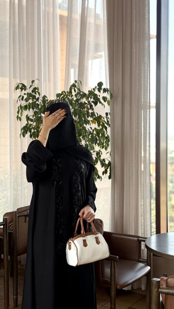 عبايات أنيقة بتفاصيل دقيقة تضيف لمسة من الفخامة