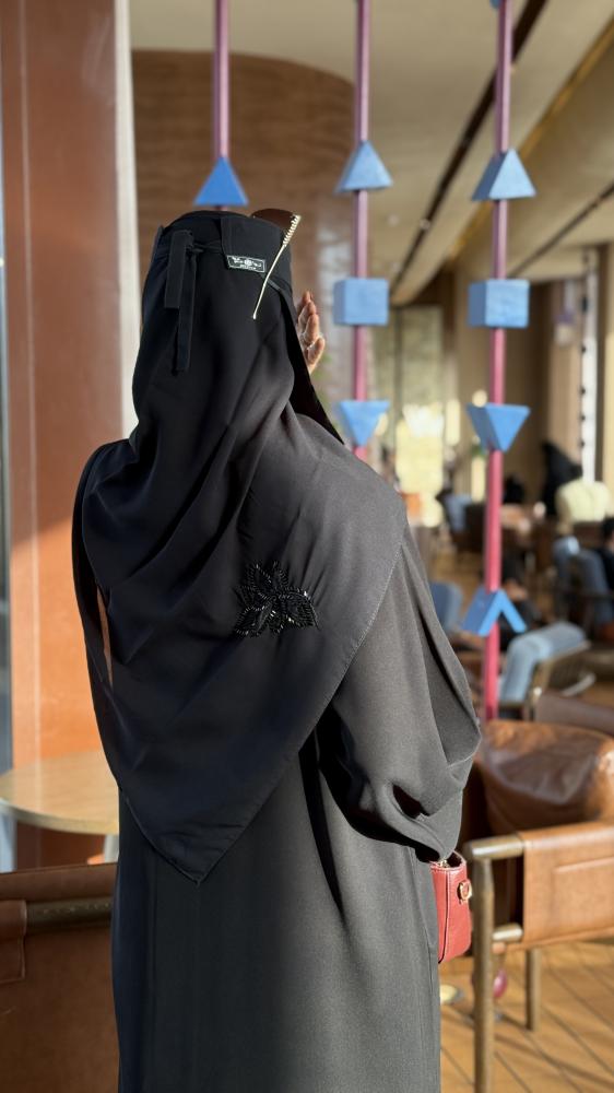 عباية تطريز اسود بكم مفتوح مزين بتطريز الخرز