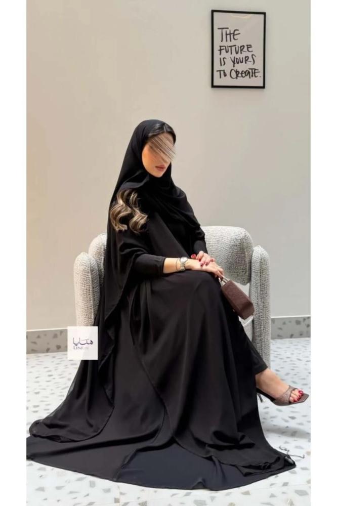 عباية نوف بقماش بلاك بيري مع طبقه شيفون قصه فراشه وكم استريتش
