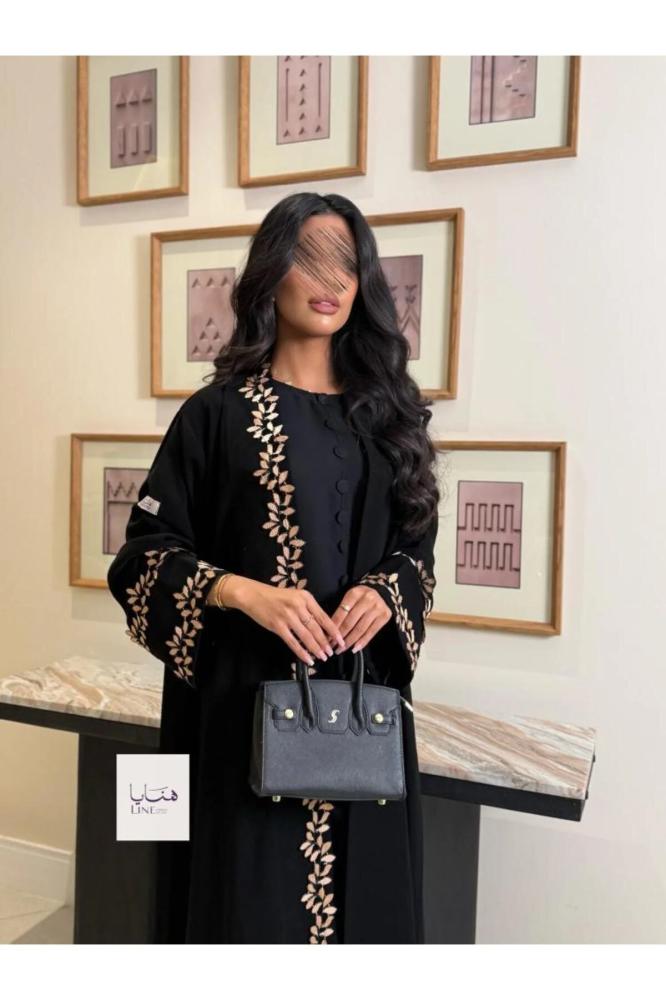عباية الفاتنه بقماش كريب ملكي مزين بكلفه مطرزه ذهبي