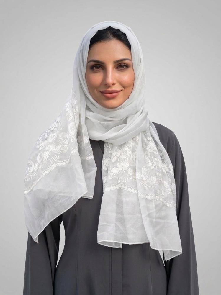 طرحة بيضاء مزخرفة