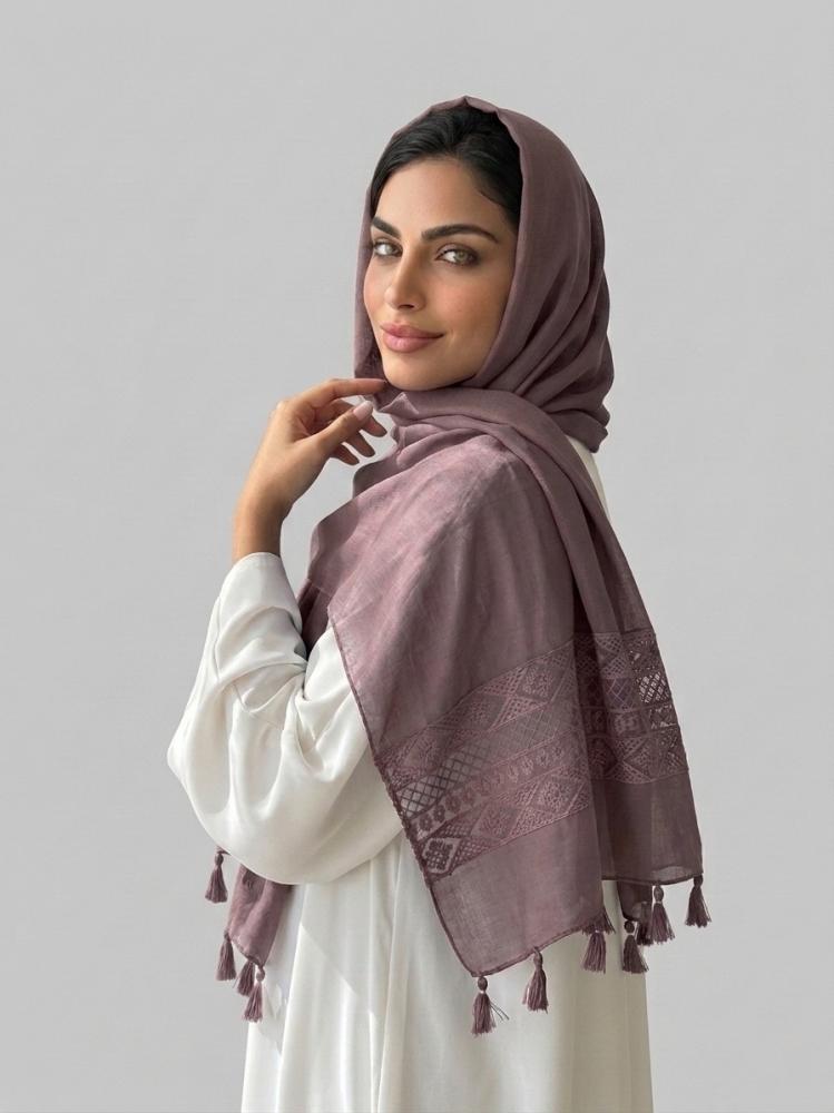 طرحة مزينة بالدانتيل موف