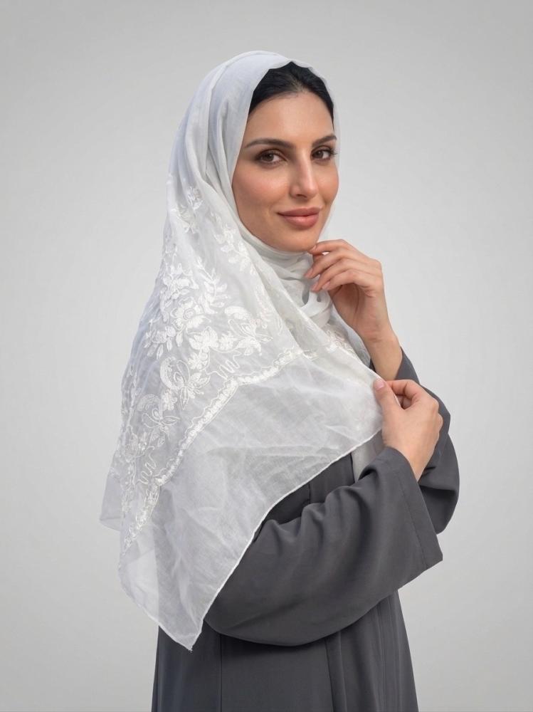 طرحة بيضاء مزخرفة