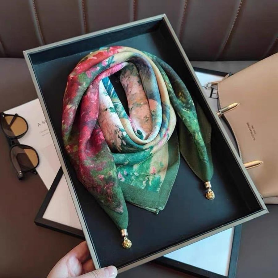 سكارف نسائي بنقوش فنية وأطراف متدلية