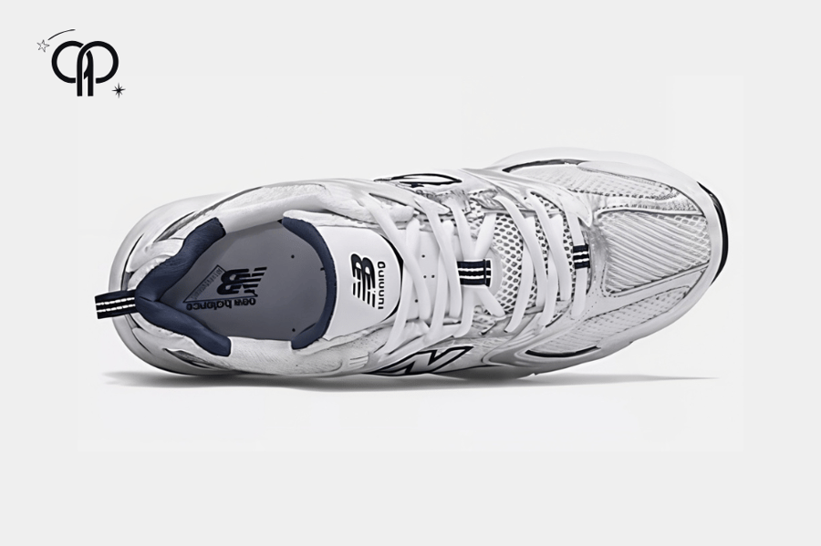 حذاء رجالي نيو بالانس ابيض مع رمادي pair of New Balance 530 sneakers in a White/Grey colorway