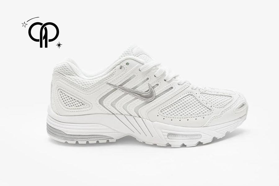 حذاء نسائي نايك ابيض مع رمادي a Nike Women's Air Pegasus 2005 sneaker in the "Photon Dust/Chrome-Gridiron-Sail" colorway.