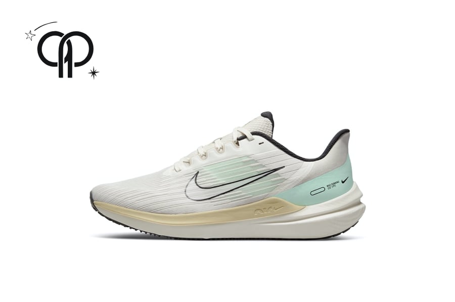 حذاء نسائي نايك ابيض مع ازرق a Nike Air Winflo 9 men's road running shoe, featuring a lightweight mesh upper and full-length Nike Air unit for responsive cushioning