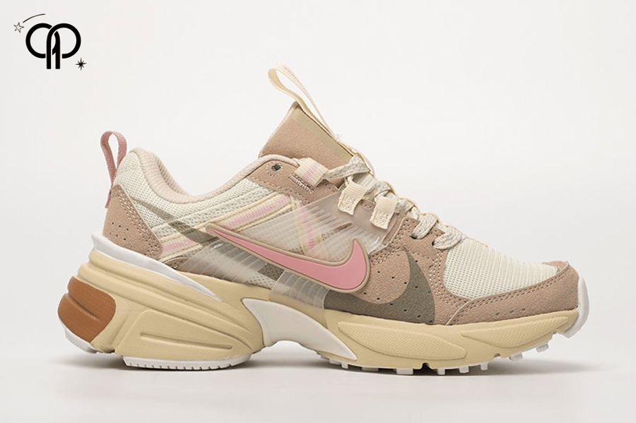 حذاء نسائي نايك M2K بني مع بينك a Nike M2K Run women's shoe in a beige, pink, and white colorway.