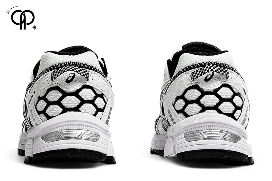 حذاء اسيكس رجالي ابيض مع اسود an Asics Women's Gel-Kahana 8 trail running shoe in a white and black colorway.
