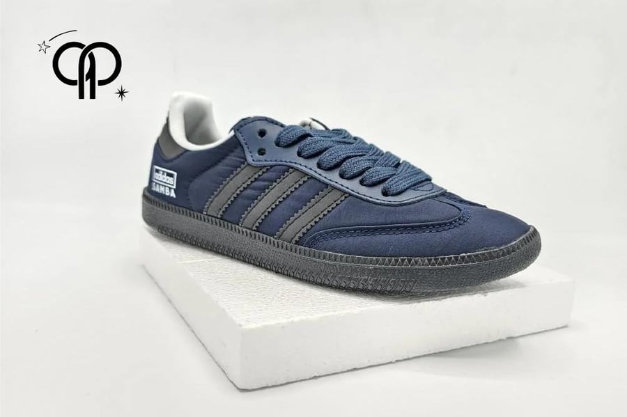 حذاء نسائي سامبا ازرق داكن an Adidas Samba OG shoe in the "Preloved Ink" colorway.