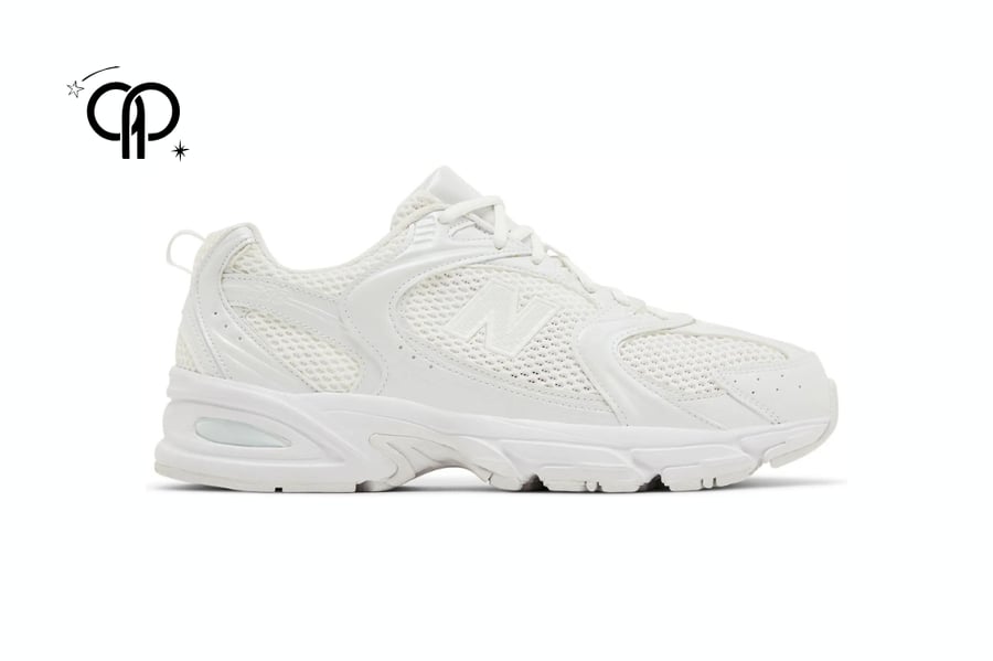حذاء نيوبالانس ابيض a pair of New Balance 530 'Triple White' sneakers
