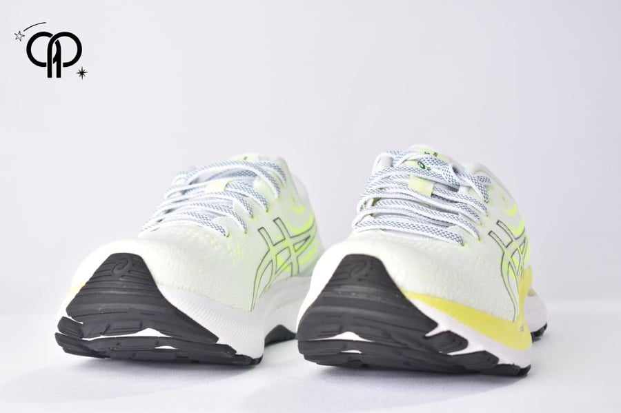 حذاء نسائي جل بلس أبيض مع أصفر a pair of Women's Asics Gel-Kayano 29 running shoes