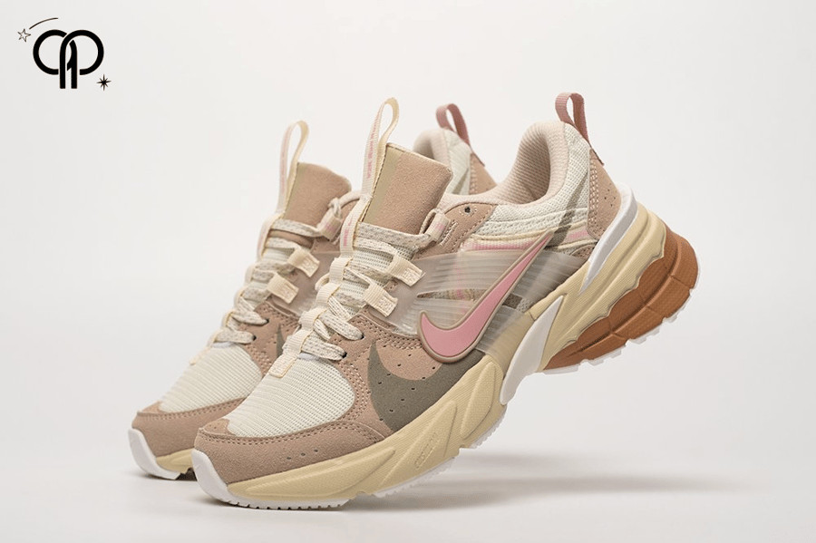 حذاء نسائي نايك M2K بني مع بينك a Nike M2K Run women's shoe in a beige, pink, and white colorway.