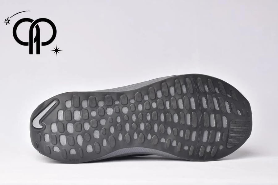 نايكي رياكت اكس اسود a Nike Revolution 7 road running shoe in the black/off-noir colorway.