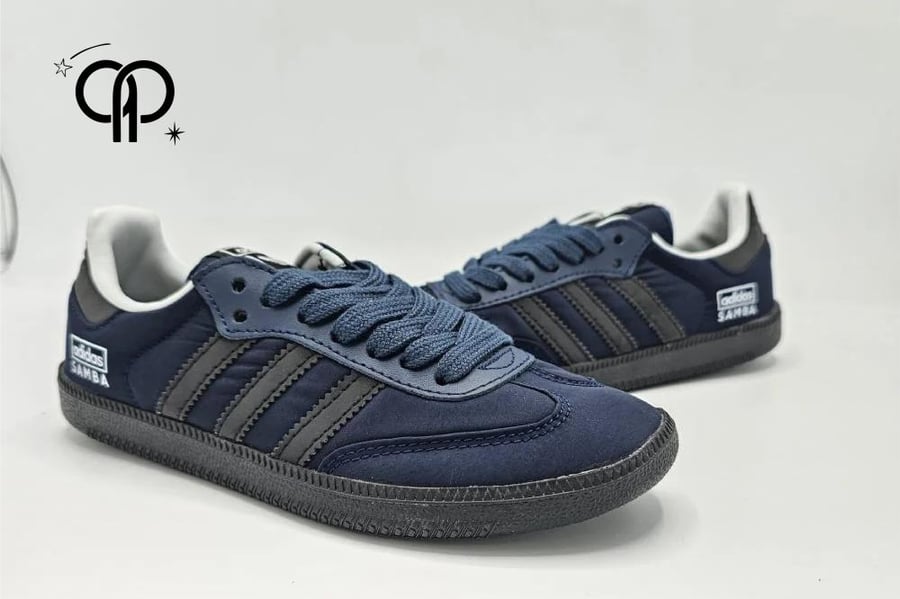 حذاء نسائي سامبا ازرق داكن an Adidas Samba OG shoe in the "Preloved Ink" colorway.