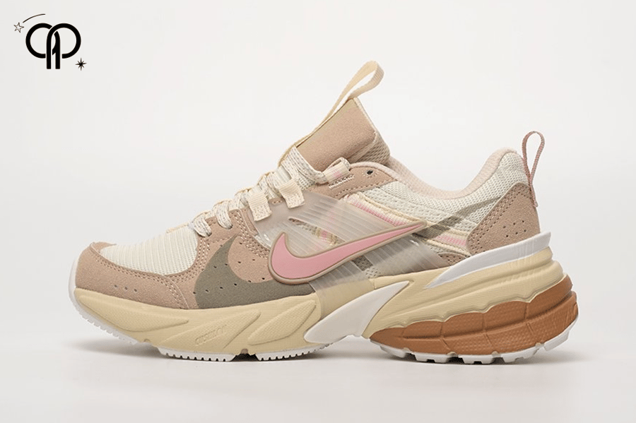 حذاء نسائي نايك M2K بني مع بينك a Nike M2K Run women's shoe in a beige, pink, and white colorway.