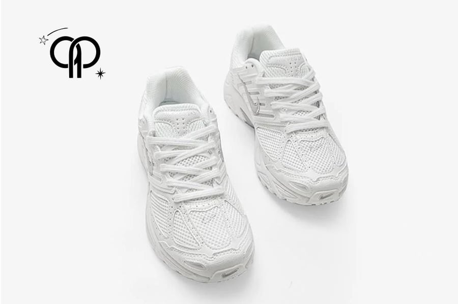 حذاء نسائي نايك ابيض مع رمادي a Nike Women's Air Pegasus 2005 sneaker in the "Photon Dust/Chrome-Gridiron-Sail" colorway.