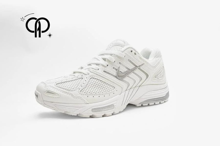 حذاء نسائي نايك ابيض مع رمادي a Nike Women's Air Pegasus 2005 sneaker in the "Photon Dust/Chrome-Gridiron-Sail" colorway.