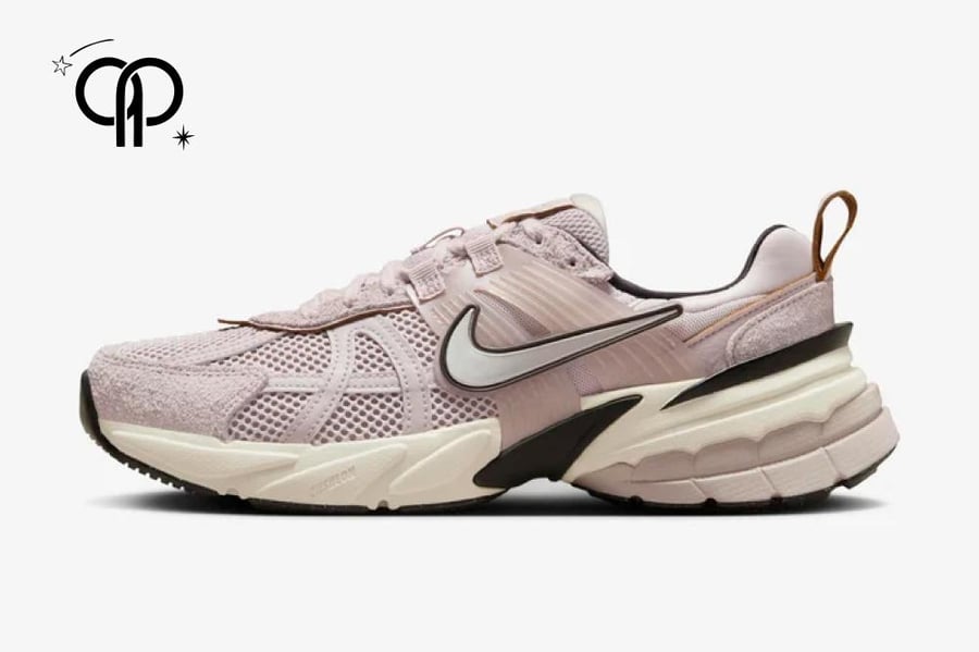 حذاء رجالي نايك بيج مع اسود a pair of women's Nike V2K Run sneakers in the "Platinum Violet" colorway.