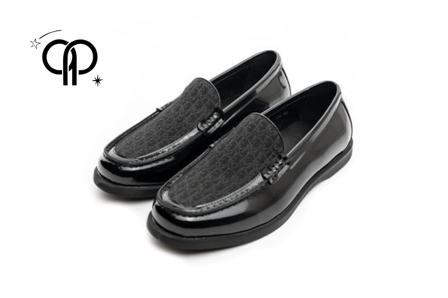 حذاء رجالي لوفر ديور اسود   Dior Granville Loafer featuring a black smooth calfskin construction enhanced by a beige and black Dior Oblique jacquard panel.