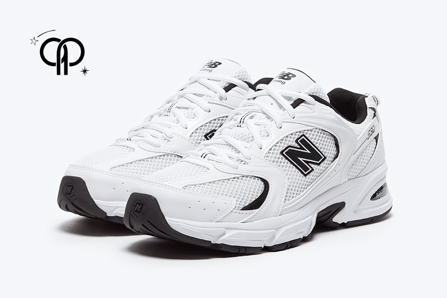 حذاء نسائي نيو بالانس ابيض مع اسود  New Balance 530 sneakers in a white and black colorway.