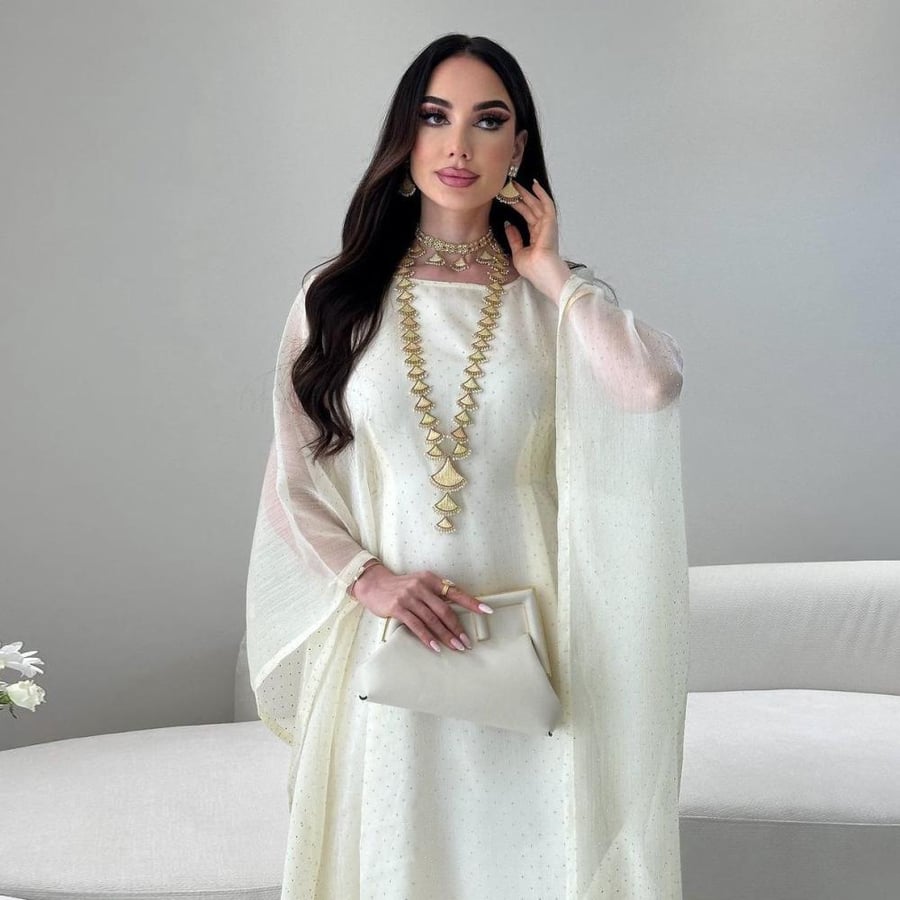 فستان فاخر مزين بحبات الكريستال