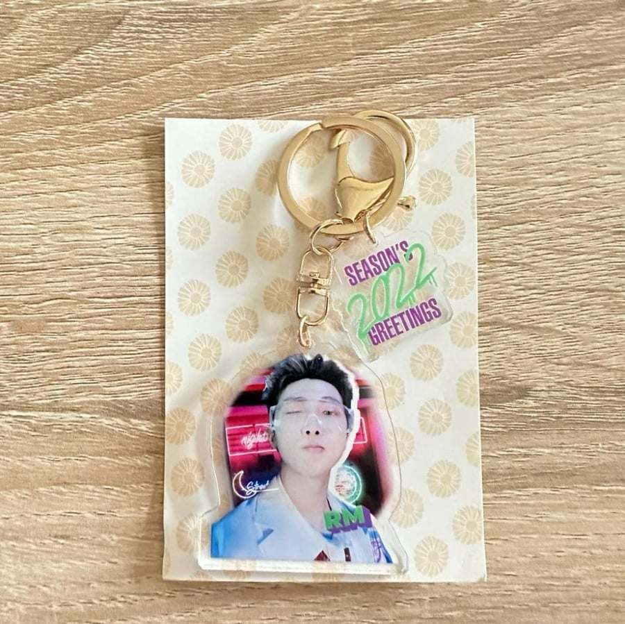 تعليقة بي تي اس - BTS season's 2022 greetings keychain