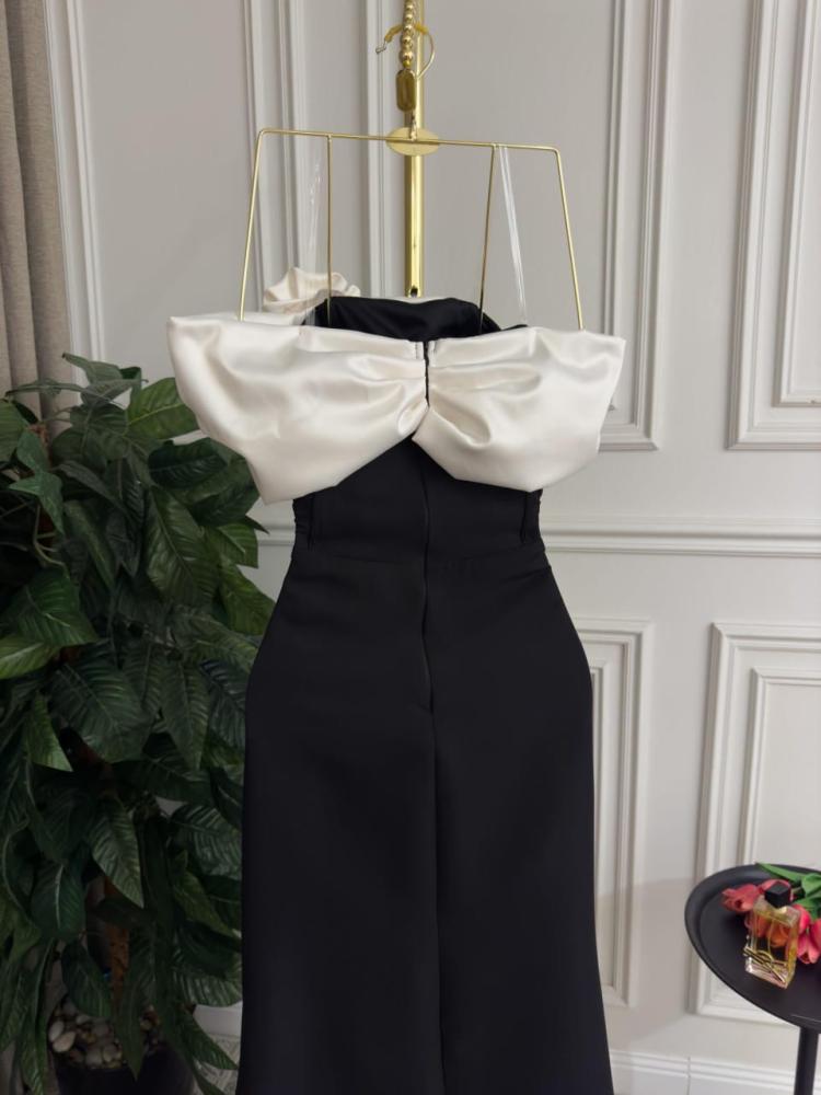 Black fitted dress decorated with a flower