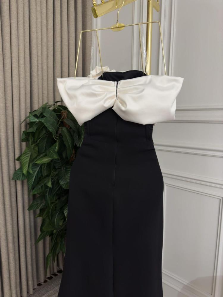 Black fitted dress decorated with a flower