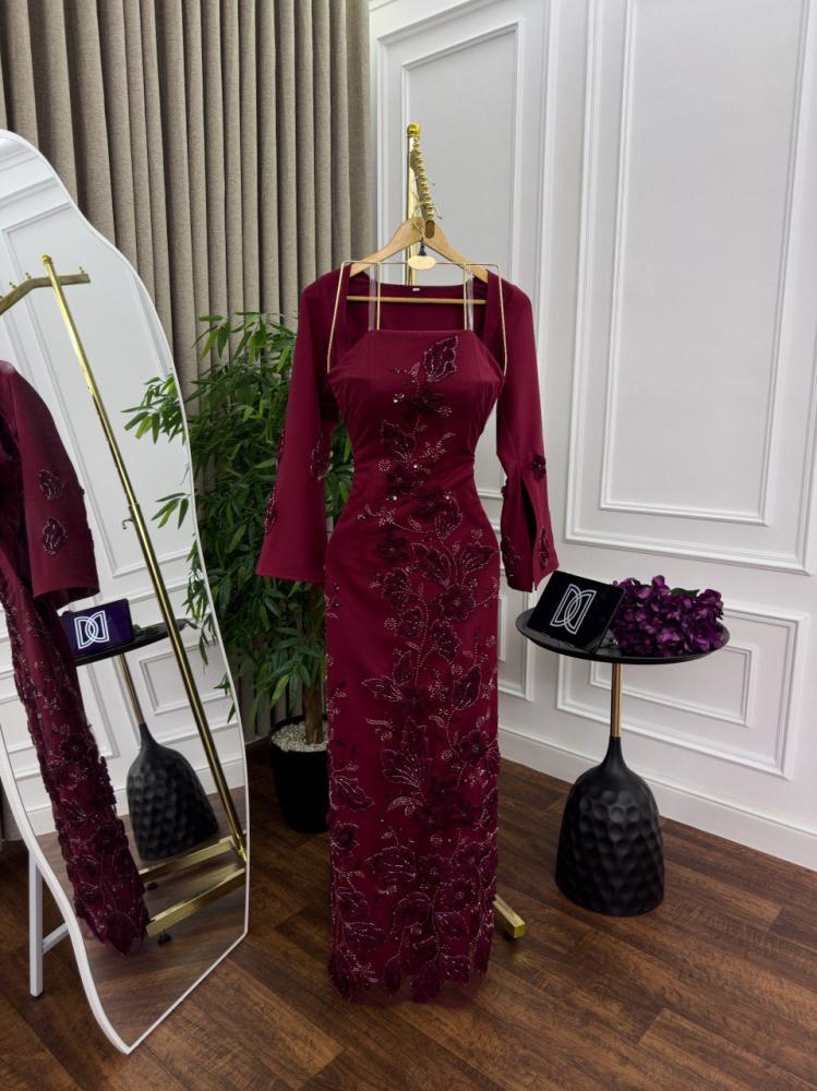 Elegant dress with gold embroidery
