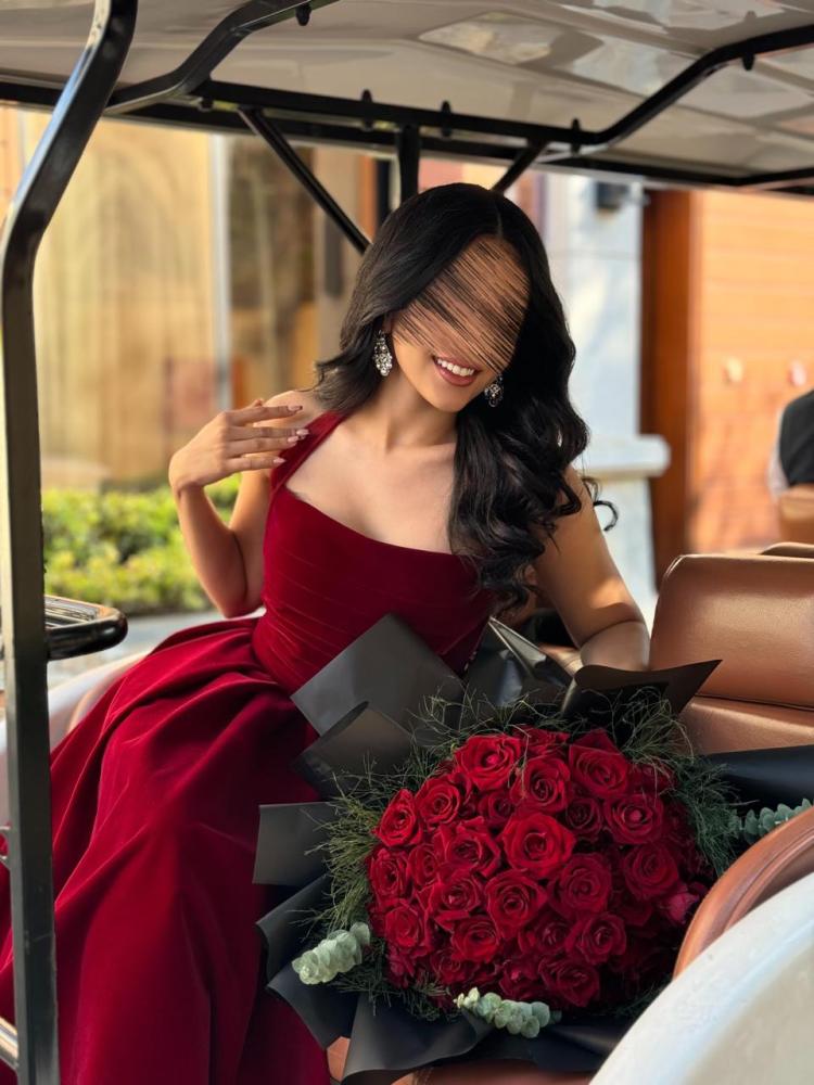 فستان أحمر مخملي
