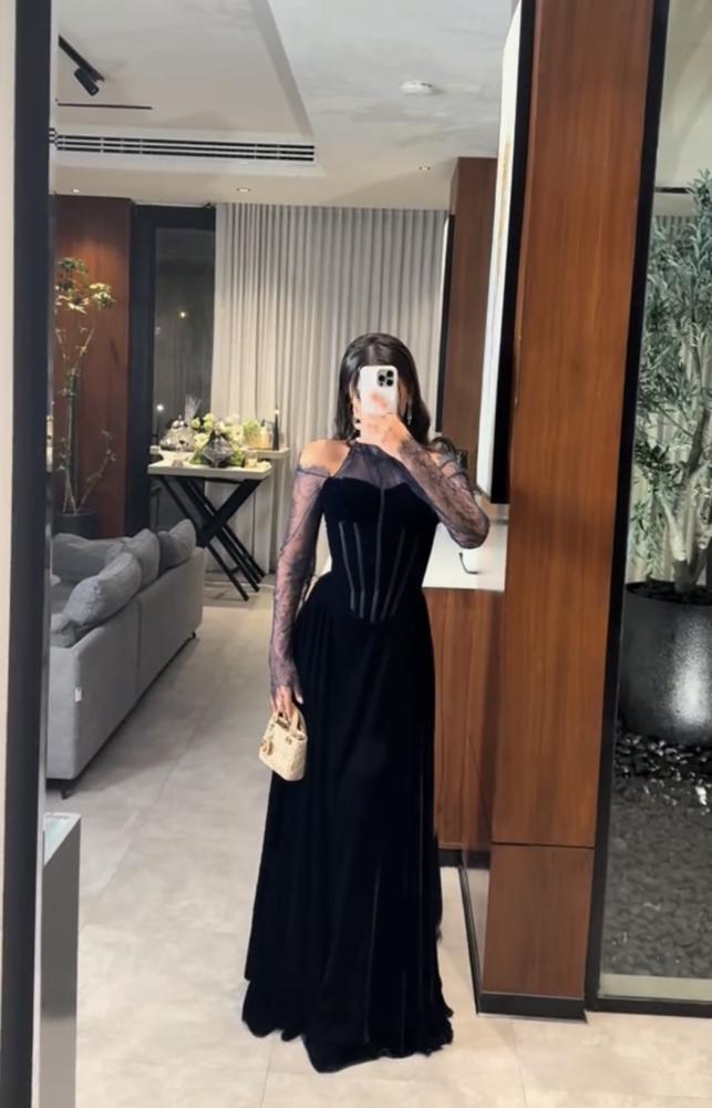 Long winter dress with lace sleeves