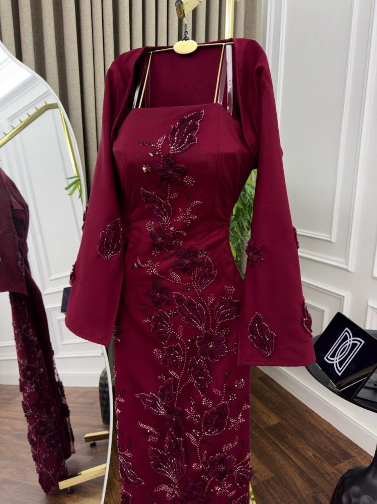 Elegant dress with gold embroidery